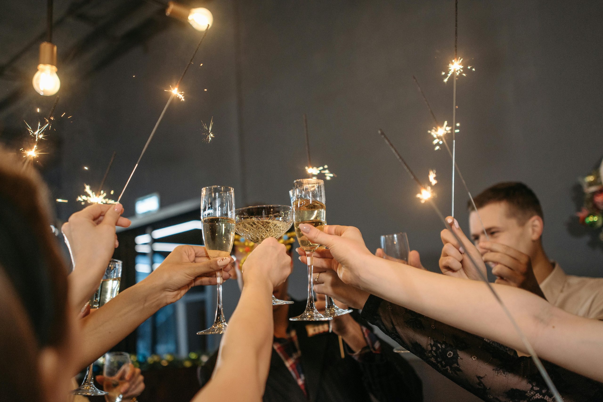 Celebração de aniversário com pessoas reunidas em torno da mesa